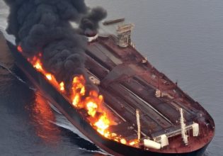 Ερυθρά Θάλασσα: Εξακολουθεί να φλέγεται το βρετανικό δεξαμενόπλοιο που χτύπησαν οι Χούθι