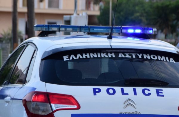 Φλώρινα: Χειροπέδες σε 57χρονη και 54χρονο – Βρέθηκαν στο σπίτι τους όπλα και εκρηκτικά