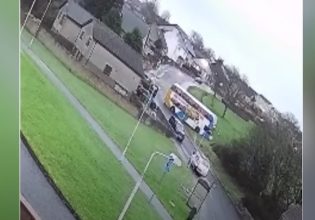 Σκωτία: Σχολικό λεωφορείο έκανε σβούρες σε παγωμένο δρόμο