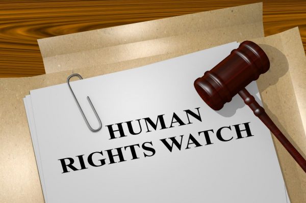 Καταπέλτης η έκθεση του Human Rights Watch για την Ελλάδα – Γυναικοκτονίες, υποκλοπές και αστυνομική βία