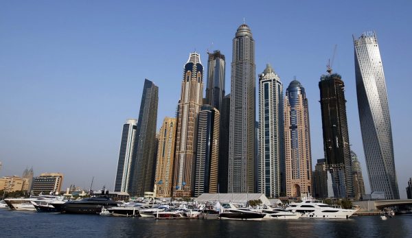 «Ξέρω τι έκανες στο Ντουμπάι» – Πώς βγάζει λαβράκια η εφορία από τα social media