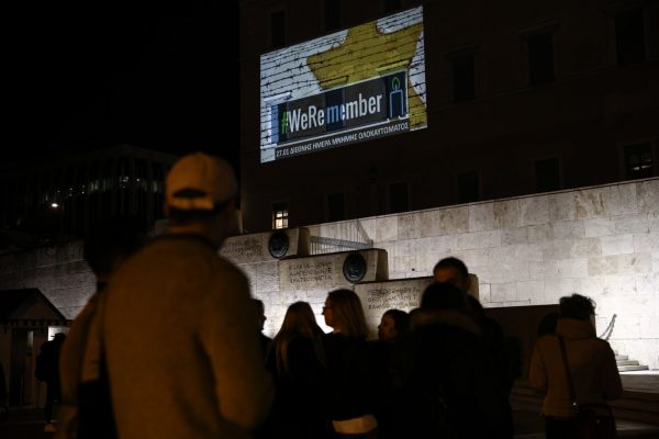 Φωταγώγηση του κτιρίου της Βουλής για τη Διεθνή Ημέρα Μνήμης των Θυμάτων του Ολοκαυτώματος