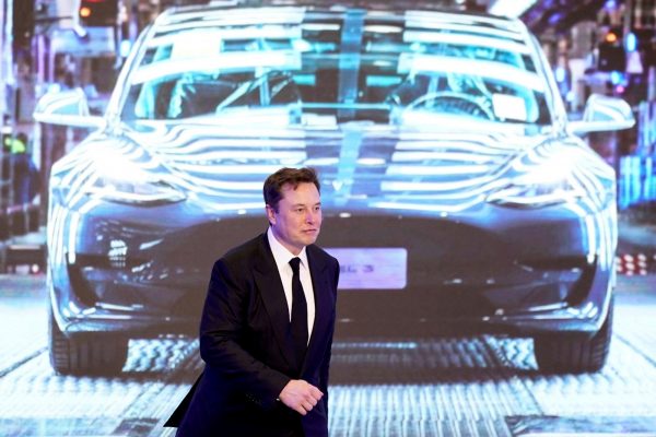 Tesla: Απώλειες 80 δισ. μετά την πρόβλεψη Μασκ για επιβράδυνση