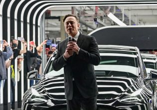 Tesla: Έχασε τα πρωτεία από την κινέζικη BYD