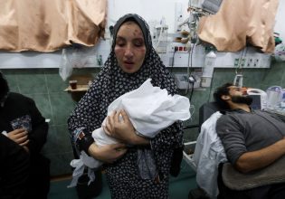 Τοκετός στα χαλάσματα της Γάζας: «Χωρίς τον πόλεμο δεν θα είχα χάσει το μωρό μου»
