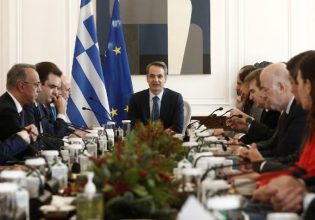 Τα μηνύματα Μητσοτάκη, η παρέμβαση Βορίδη, η επόμενη μέρα – 13 άρθρα για τα ομόφυλα ζευγάρια στο Υπουργικό