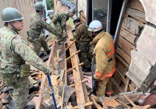 Ιαπωνία: Αγώνας δρόμου για επιζώντες στα συντρίμμια  – Στους 55 οι νεκροί από τον σεισμό