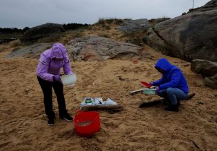 Ρύπανση: Εκατομμύρια πλαστικά πέλετ ξεβράζονται στις ακτές της Ισπανίας