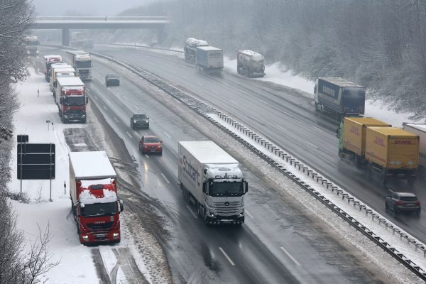 ΕΕ: Συμφωνία για την κατάργηση των πετρελαιοκίνητων φορτηγών και λεωφορείων έως το 2040