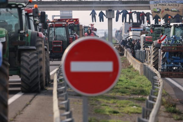 Γιατί οι αγρότες της Ευρώπης βγάζουν την οργή τους στους δρόμους