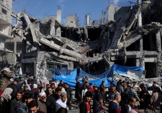 Haaretz: Ο ισραηλινός στρατός καταλαμβάνει σπίτια στη Γάζα – Φεύγοντας τα καίει