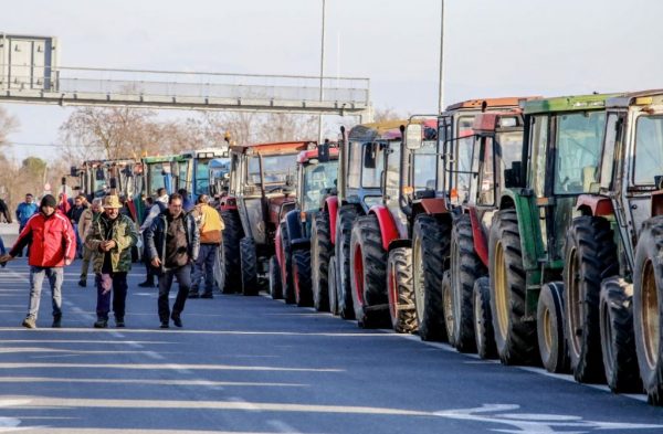 Με την «πλάτη στον τοίχο» από τα μπλόκα των αγροτών ο Μητσοτάκης – Ευρεία σύσκεψη στο Μαξίμου την Κυριακή