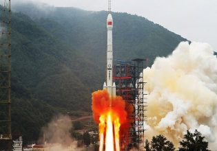 Βίντεο: Κινεζικός πύραυλος πέφτει από τον ουρανό, συντρίβεται δίπλα σε σπίτι