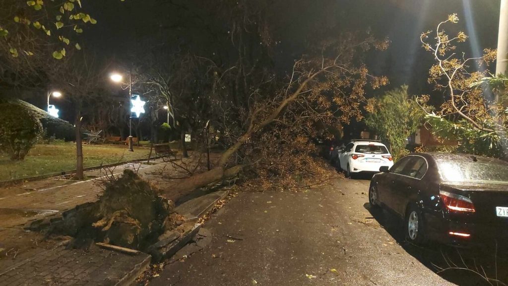 Ισχυρό μπουρίνι σάρωσε την Αττική – Σε ποιες περιοχές «χτύπησε»