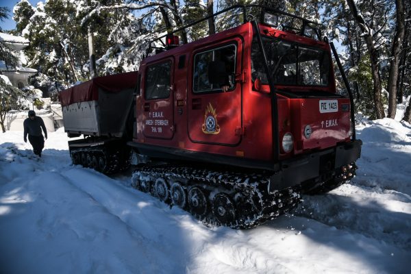 Νέες προσπάθειες για τον απεγκλωβισμό των τριών αποκλεισμένων στη Φυλή