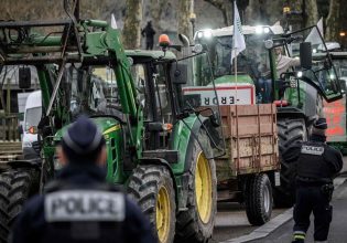 Γαλλία: Αγρότες απέκλεισαν δρόμους και πέταξαν προϊόντα – Οι κινητοποιήσεις πλησιάζουν στο Παρίσι