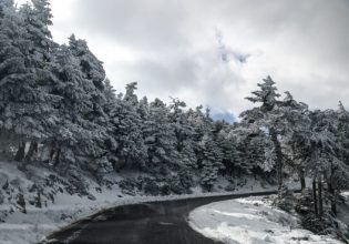 Καιρός: Κλειστή η λεωφόρος Πάρνηθας λόγω χιονόπτωσης