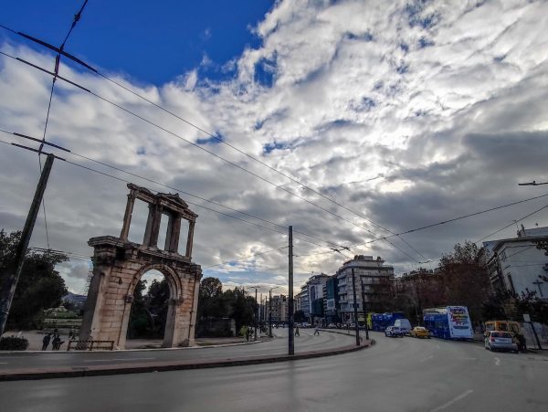 Καιρός σήμερα: Υποχωρεί η κακοκαιρία αλλά παραμένει το τσουχτερό κρύο