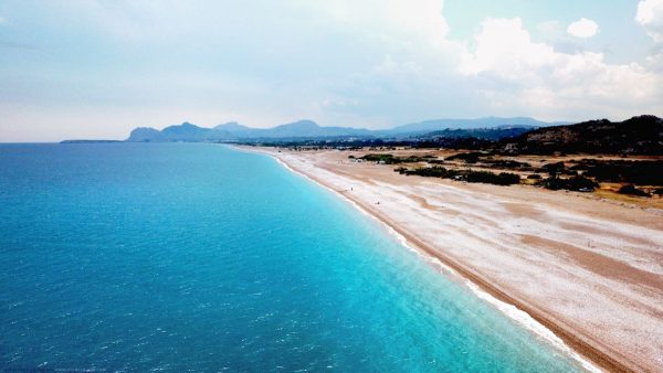 Ταξίδια: Οι Βρετανοί «ψηφίζουν» Ελλάδα – Η Ρόδος στην κορυφή των αναζητήσεων της Google για το 2023