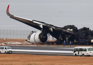 Στάχτη το αεροπλάνο της Japan Airlines – Ερευνάται το ενδεχόμενο ανθρώπινου λάθους