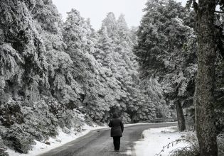 Κακοκαιρία: Ξεκίνησε η επέλαση του χιονιά – Έκλεισε ο δρόμος από το ύψος του τελεφερίκ [Χάρτες]