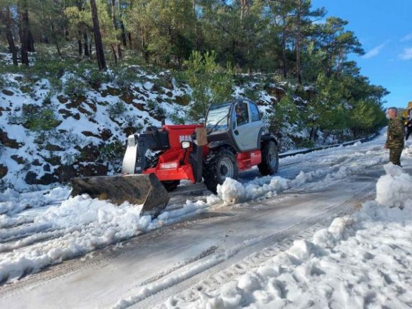 Σέρρες: Εκχιονιστικό μηχάνημα συγκρούστηκε με νταλίκα