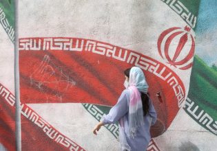 Ιράν: Στη φυλακή γνωστός καλλιτέχνης για τραγούδι και βιντεοκλίπ κατά της μαντίλας