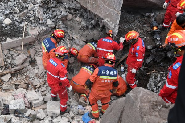 Έντεκα νεκροί μετά την κατολίσθηση στην Κίνα – Μάχη με το χρόνο για τους επιζώντες