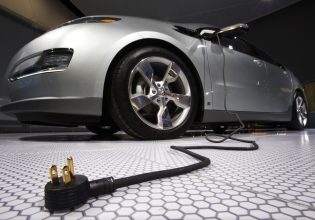 Ηλεκτροκίνηση: Εξαπλασιάστηκε σε μια δεκαετία το μερίδιο των αυτοκινήτων μπαταρίας