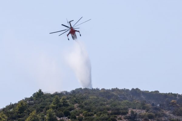 Μεγάλη φωτιά στην Άνδρο – Επιχειρούν και εναέρια μέσα