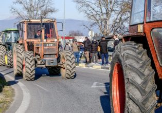 Συναγερμός στο Μαξίμου από τα μπλόκα των αγροτών – Σκληραίνουν τη στάση τους οι Θεσσαλοί αγρότες