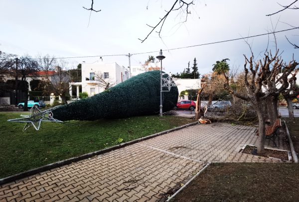 Ισχυρό μπουρίνι σάρωσε την Αττική – Σε ποιες περιοχές «χτύπησε»