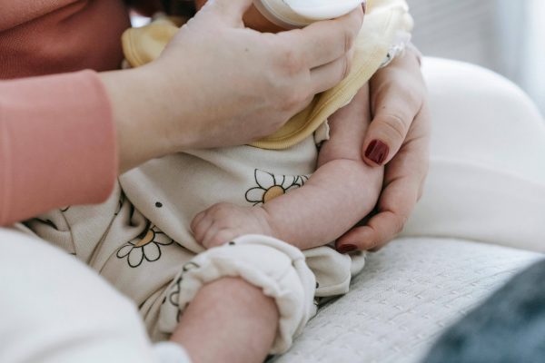 Παταγώδης αποτυχία των μνημονιακών συνταγών (και) η ακρίβεια στο βρεφικό γάλα