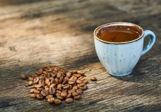 Γιατί ο ελληνικός καφές θεωρείται το μυστικό της μακροζωίας