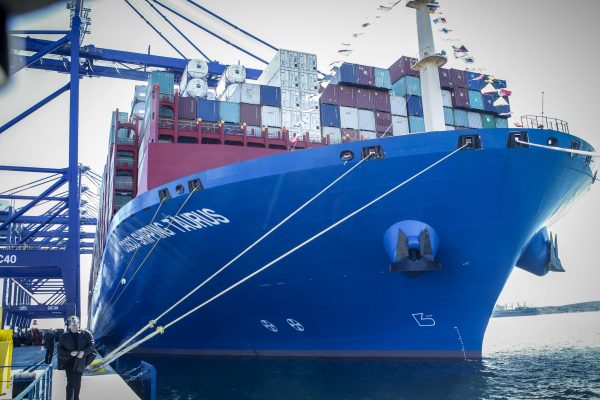 Αναστέλλει και η Cosco τη διέλευση από την Ερυθρά Θάλασσα