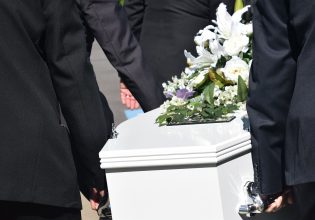 Σε επίπεδα ρεκόρ το κόστος των κηδειών στη Βρετανία