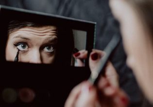 Πώς το eyeliner έγινε σύμβολο αυτοέκφρασης και ταυτότητας για τις γυναίκες του Ιράν