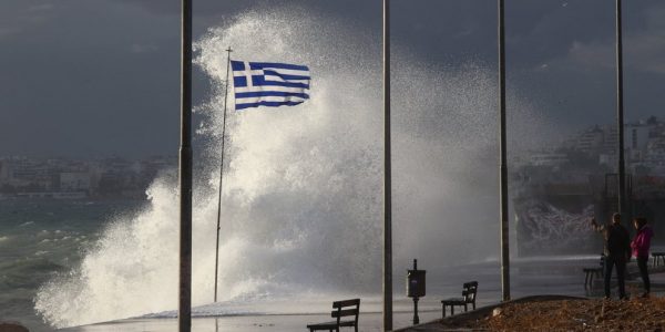 Αγριεύει ο καιρός με ισχυρές καταιγίδες και θυελλώδεις νοτιάδες – Ποιες περιοχές είναι στο «κόκκινο»