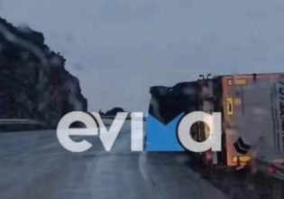 Σοκαριστικό τροχαίο στην Εύβοια – Νταλίκα κρέμεται σε γκρεμό για ώρες