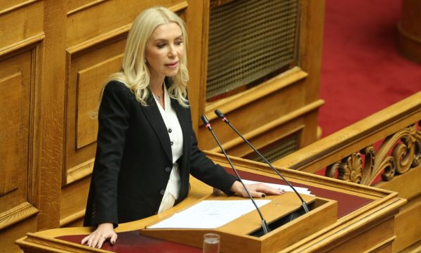 Φωτεινή Αραμπατζή: Η βουλευτής της ΝΔ ανακοίνωσε ότι θα καταψηφίσει το νομοσχέδιο για τα ομόφυλα ζευγάρια