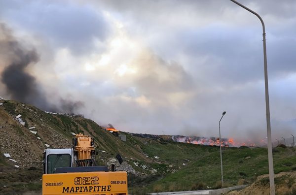 Νάξος: Μεγάλη φωτιά στον ΧΥΤΑ – Συναγερμός στην Πυροσβεστική