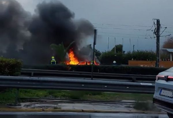 Όχημα τυλίχθηκε στις φλόγες στη λεωφόρο Ποσειδώνος – Δείτε βίντεο