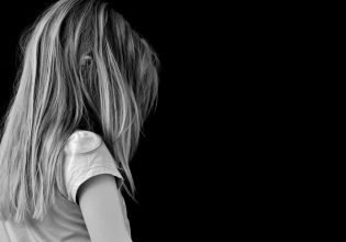 ΗΠΑ: Γυναίκα κατέγραψε τον βιασμό 7χρονης και έδειξε το βίντεο σε άλλο παιδί