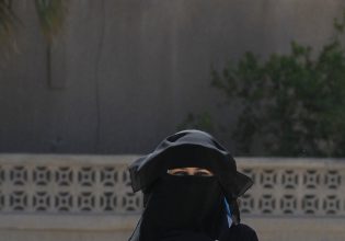 Ιράν: Γυναίκα καταδικάστηκε σε 74 μαστιγώσεις επειδή δεν φορούσε τζιχάμπ