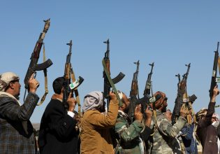 Ερυθρά Θάλασσα: Ξανά «τρομοκρατική οργάνωση» οι Χούθι για τις ΗΠΑ
