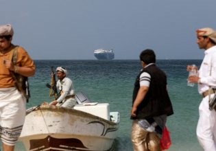 Ερυθρά Θάλασσα: Πώς οι Χούθι απειλούν τον έλεγχο των ΗΠΑ στην παγκόσμια ναυτιλία