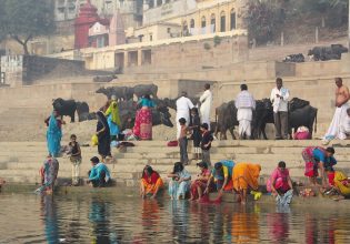 Ινδία: Γονείς βύθισαν το παιδί τους στα «ιερά νερά» ποταμού για να το θεραπεύσουν από τον καρκίνο και τελικά πνίγηκε