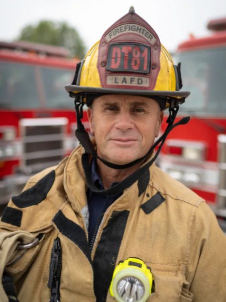 Ο Jamie Walters με τη στολή του για την πυροσβεστική υπηρεσία