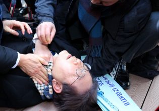 Νότια Κορέα: Η στιγμή που ο ηγέτης της αντιπολίτευσης δέχεται επίθεση με μαχαίρι