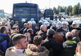 Ε65: Οι αγρότες της Καρδίτσας έσπασαν τον αστυνομικό κλοιό και απέκλεισαν την Εθνική Οδό